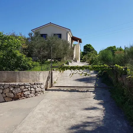 Holiday home Apartment In Family House With Roses And Olive Tree Garden *