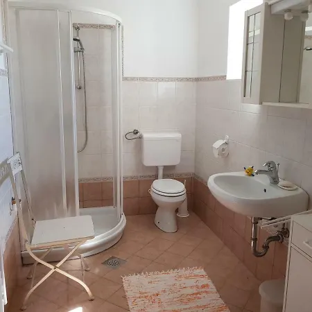 Apartment In Family House With Roses And Olive Tree Garden 度假居
